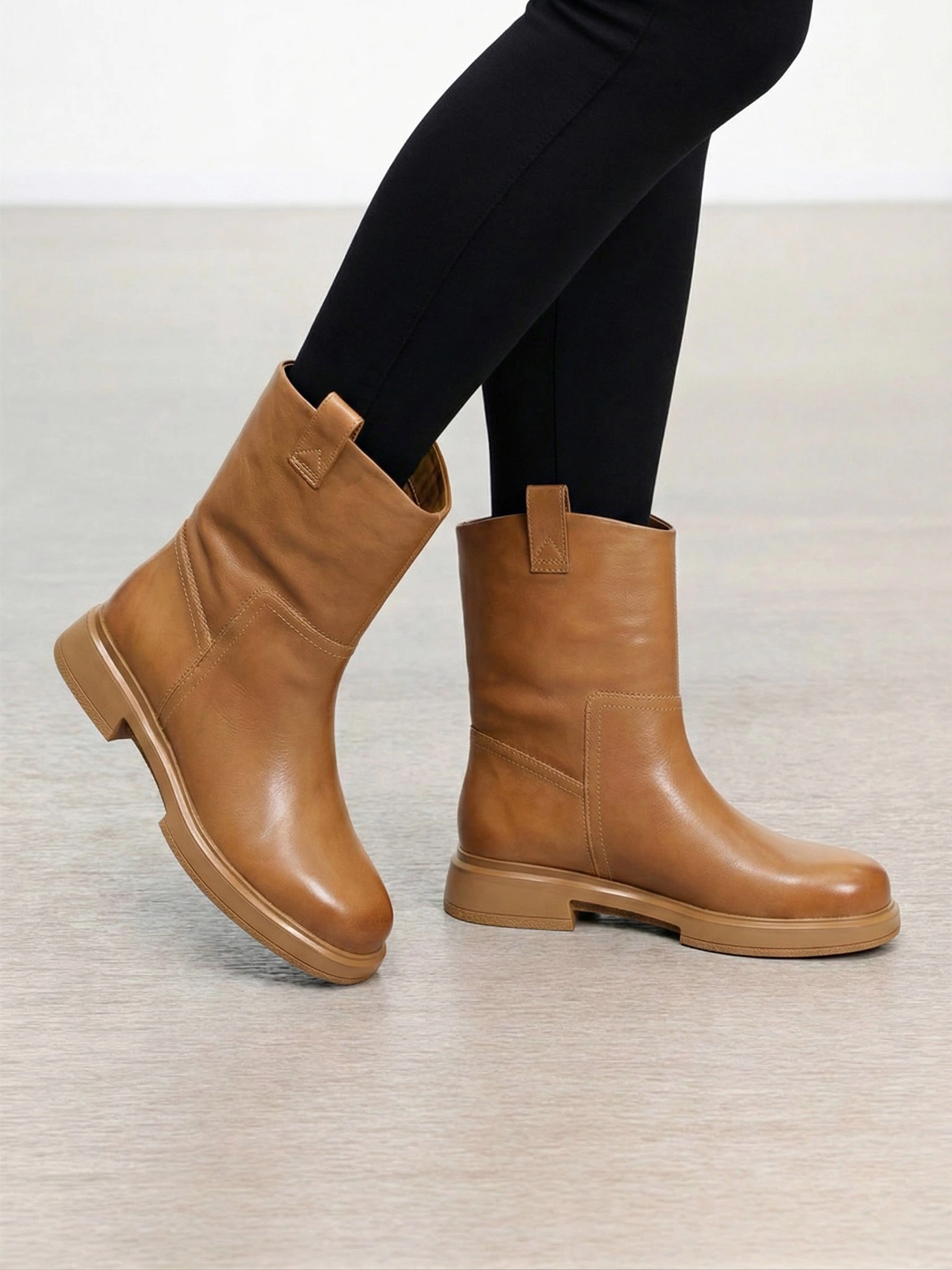 Ботинки светло-коричневого цвета на среднем каблуке